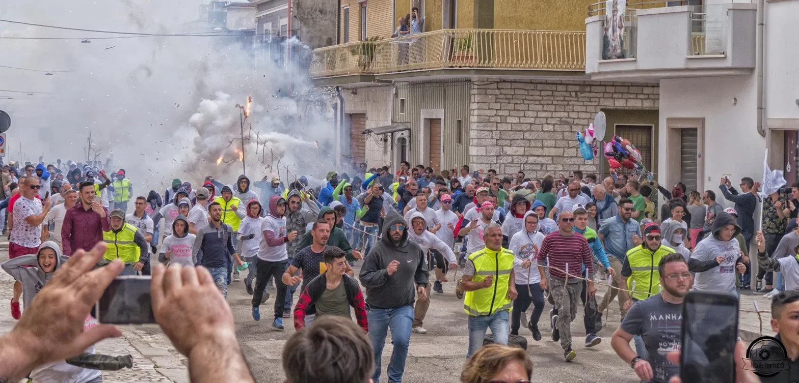 I Fujenti corrono tra la folla durante la processione