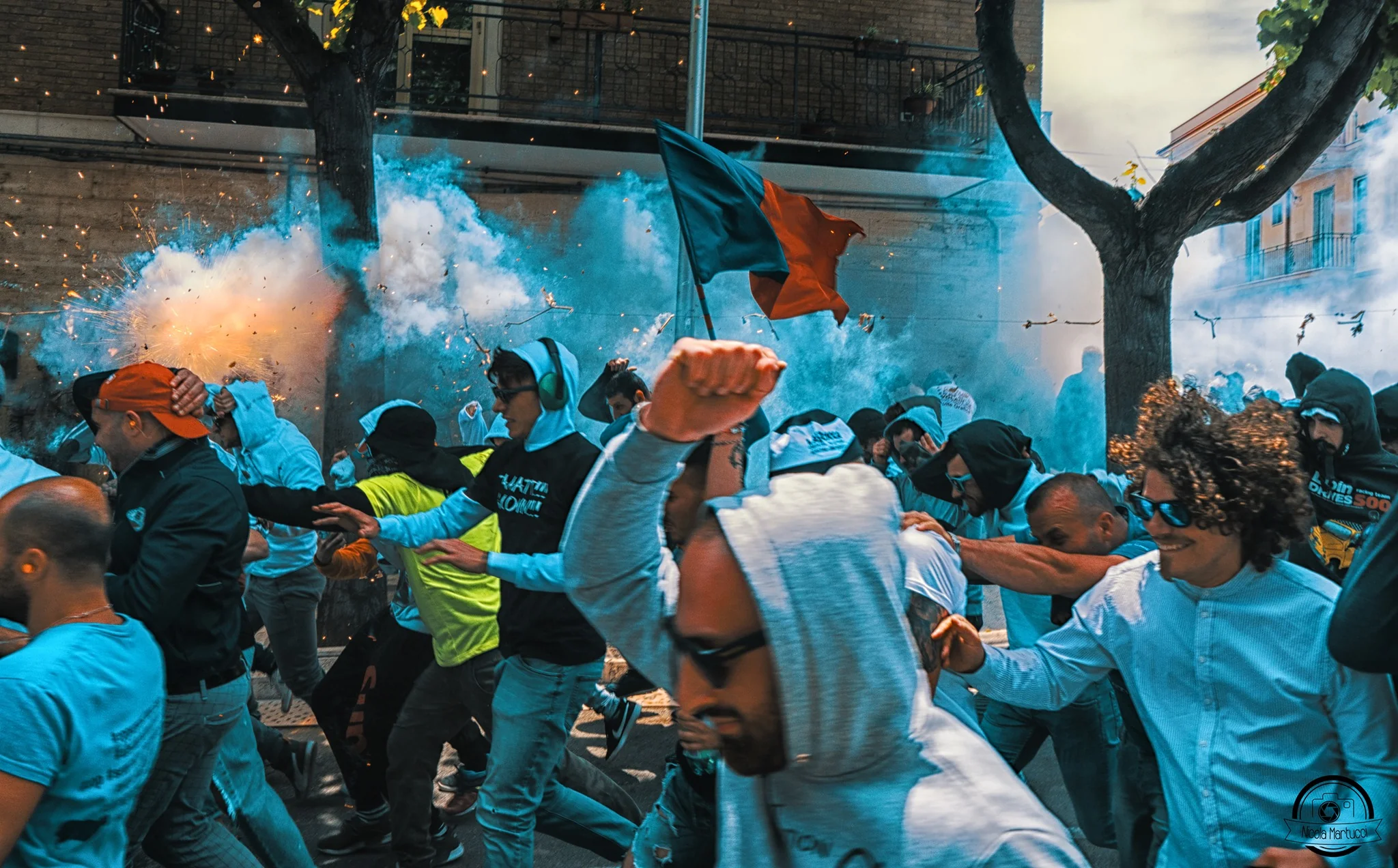 I Fujenti in corsa durante la processione domenicale — fuochi, fumo e bandiere