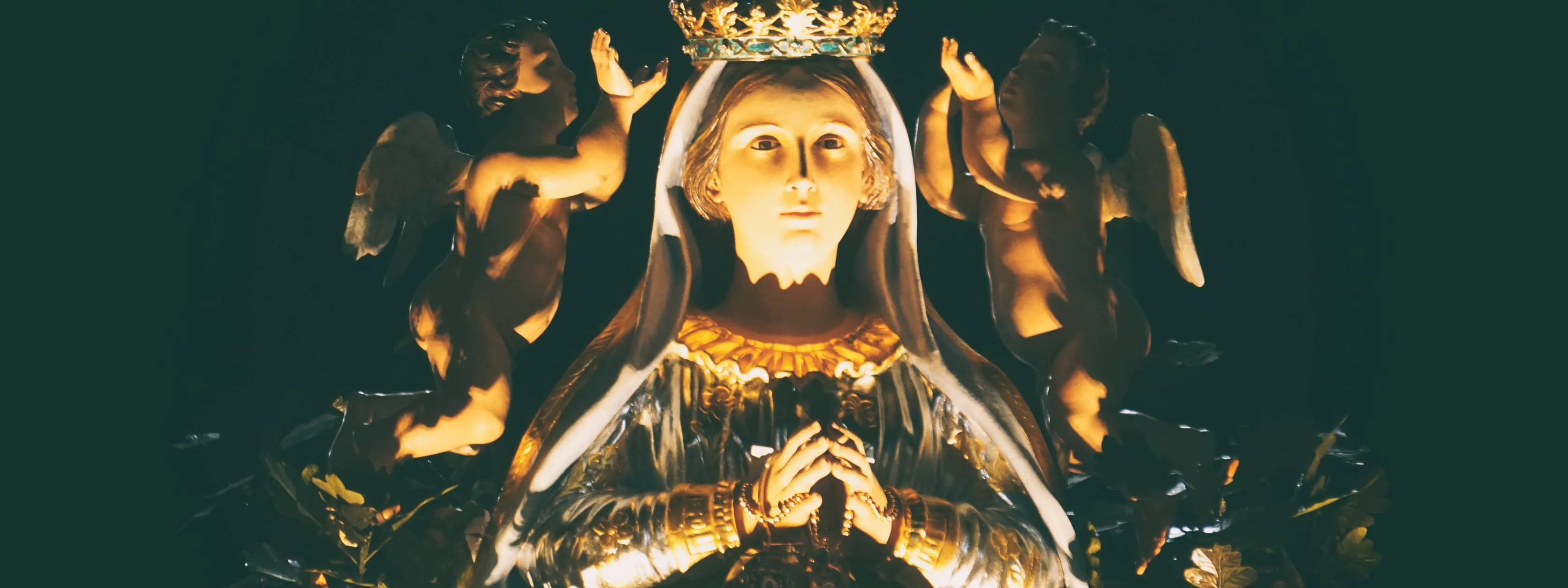 Primo piano della statua di Maria SS. Incoronata con angioletti e corona d'oro