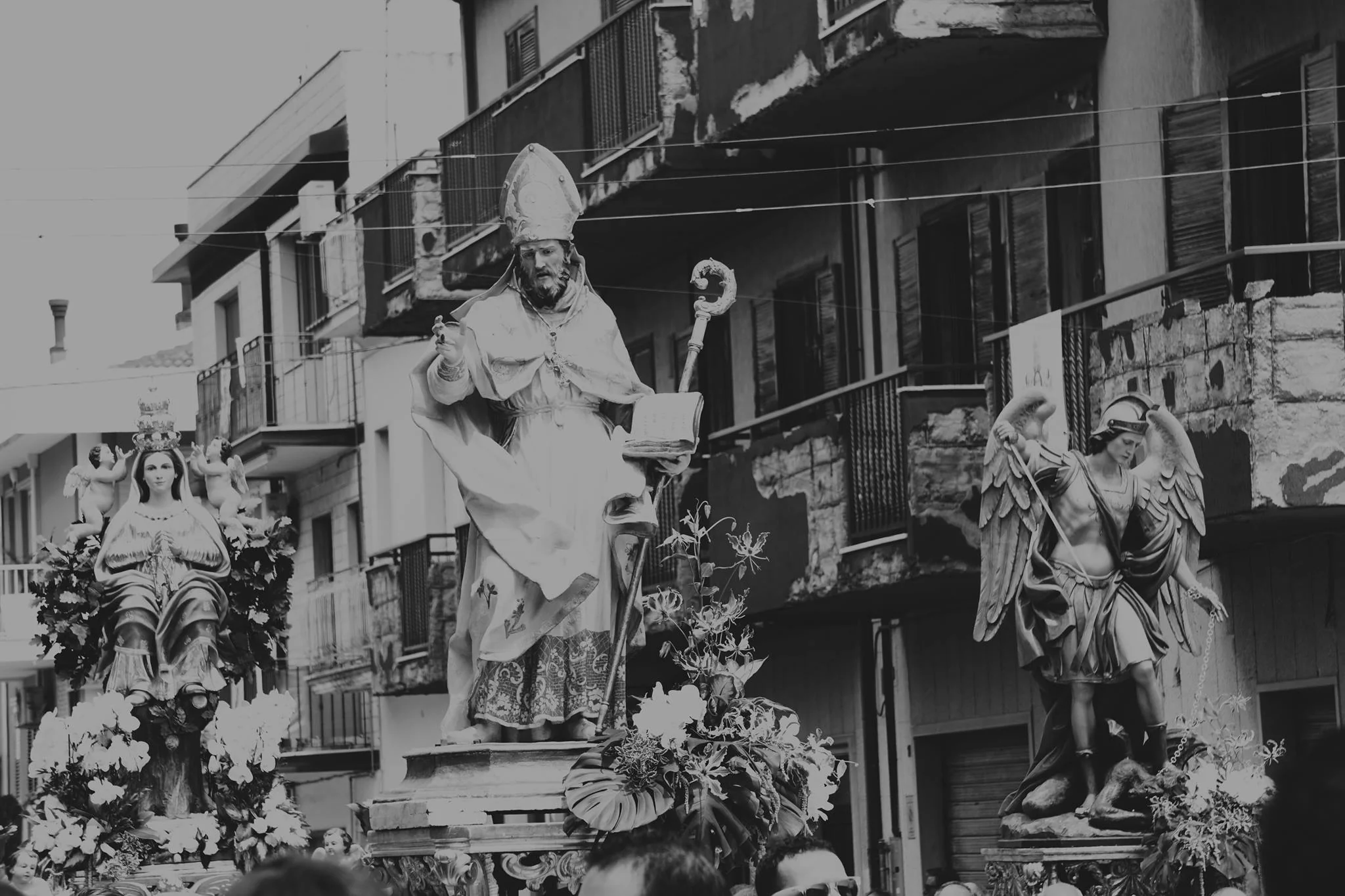 I simulacri di San Martino, San Michele Arcangelo e la Madonna portati in processione