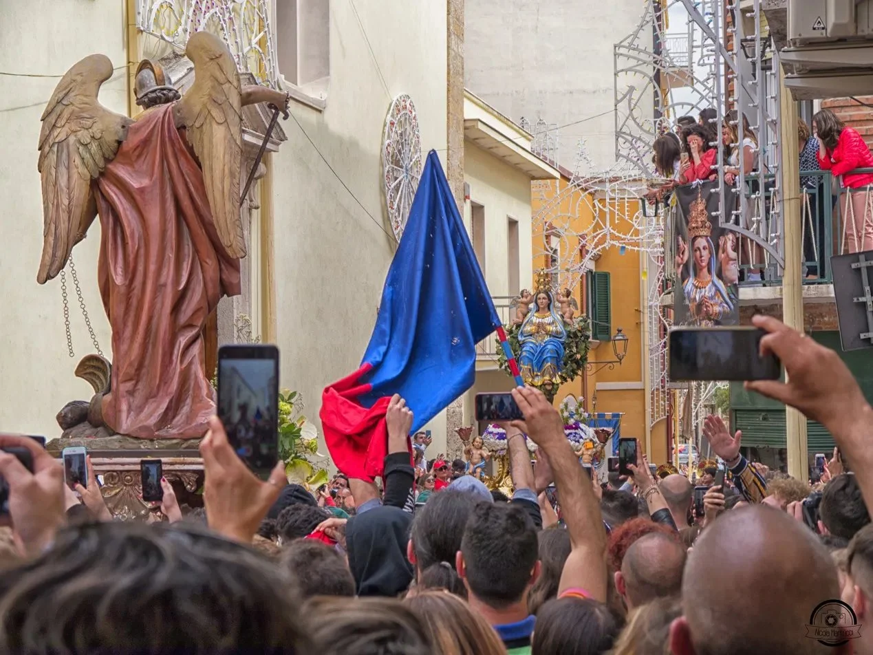La statua della Madonna portata in processione tra la folla